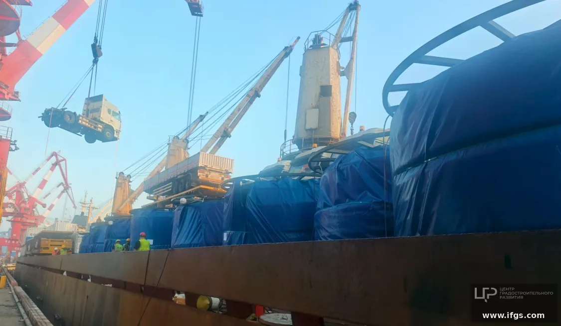 Port loading of RTP spools with ship and shore cranes